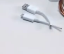 USB充电线在两个端口不远处剪短分成两段-如何快速制作无线充电线圈让你的手机马上有电？