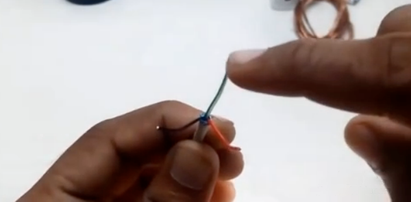 如何快速制作无线充电线圈让你的手机马上有电？-剪刀将两根线的线尾胶分出一节出去屏蔽再将底线一般为的绿色线剪掉